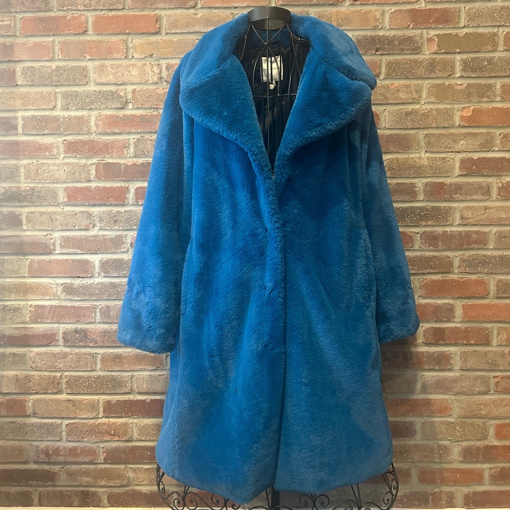 Aves Les Filles Faux Fur Blue Coat Size Large.